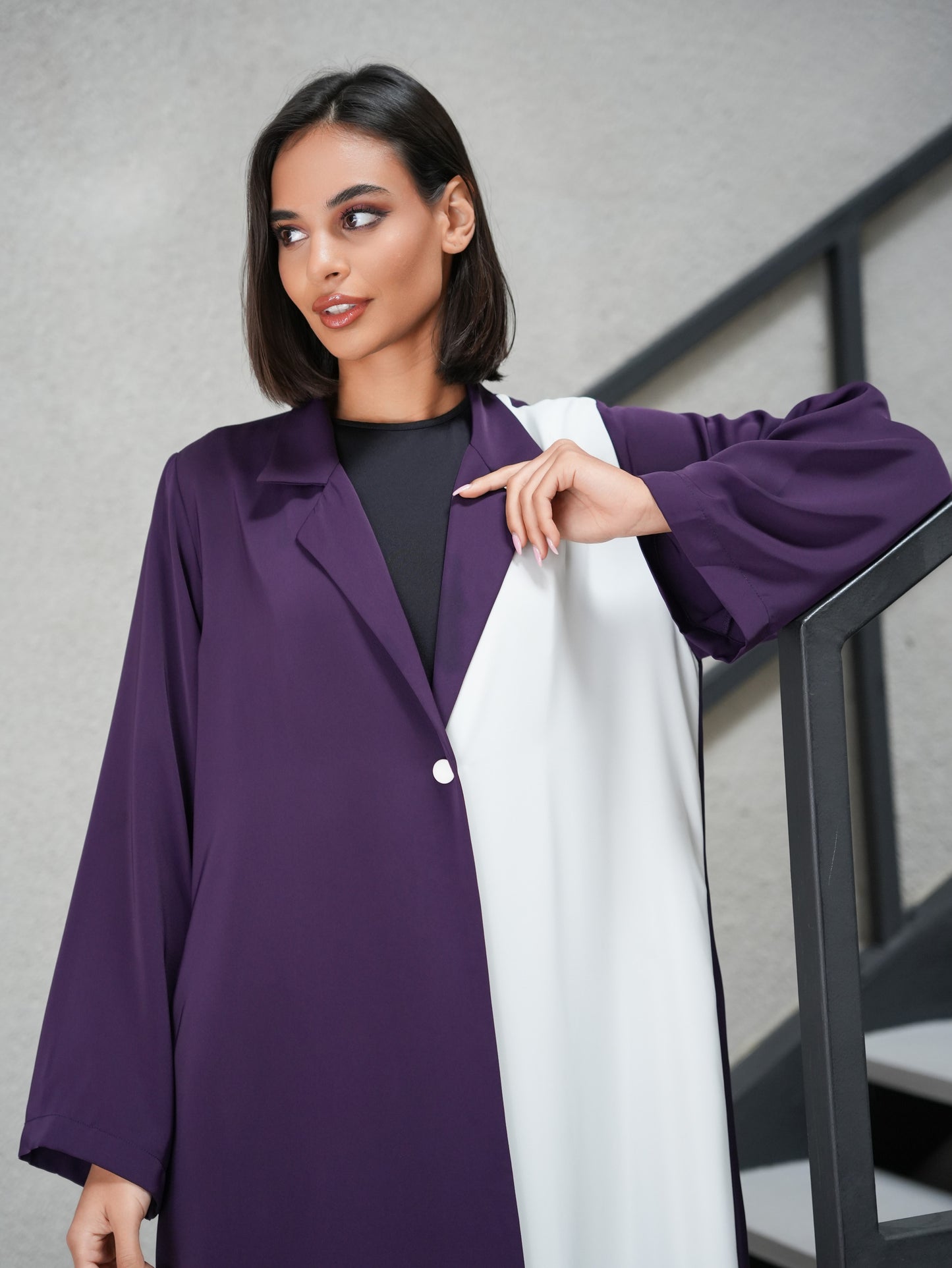 Two-tone collared abaya