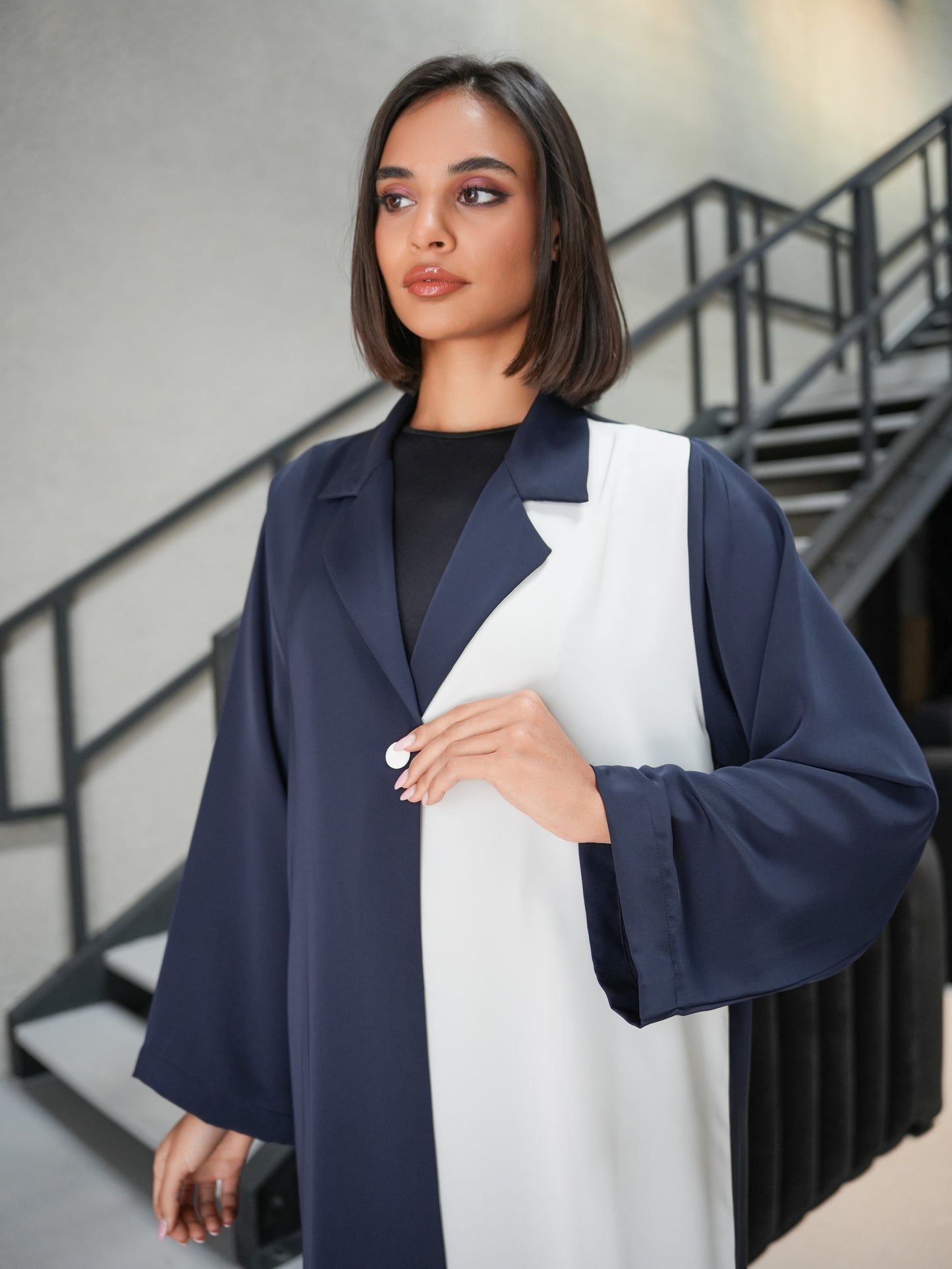 Two-tone collared abaya