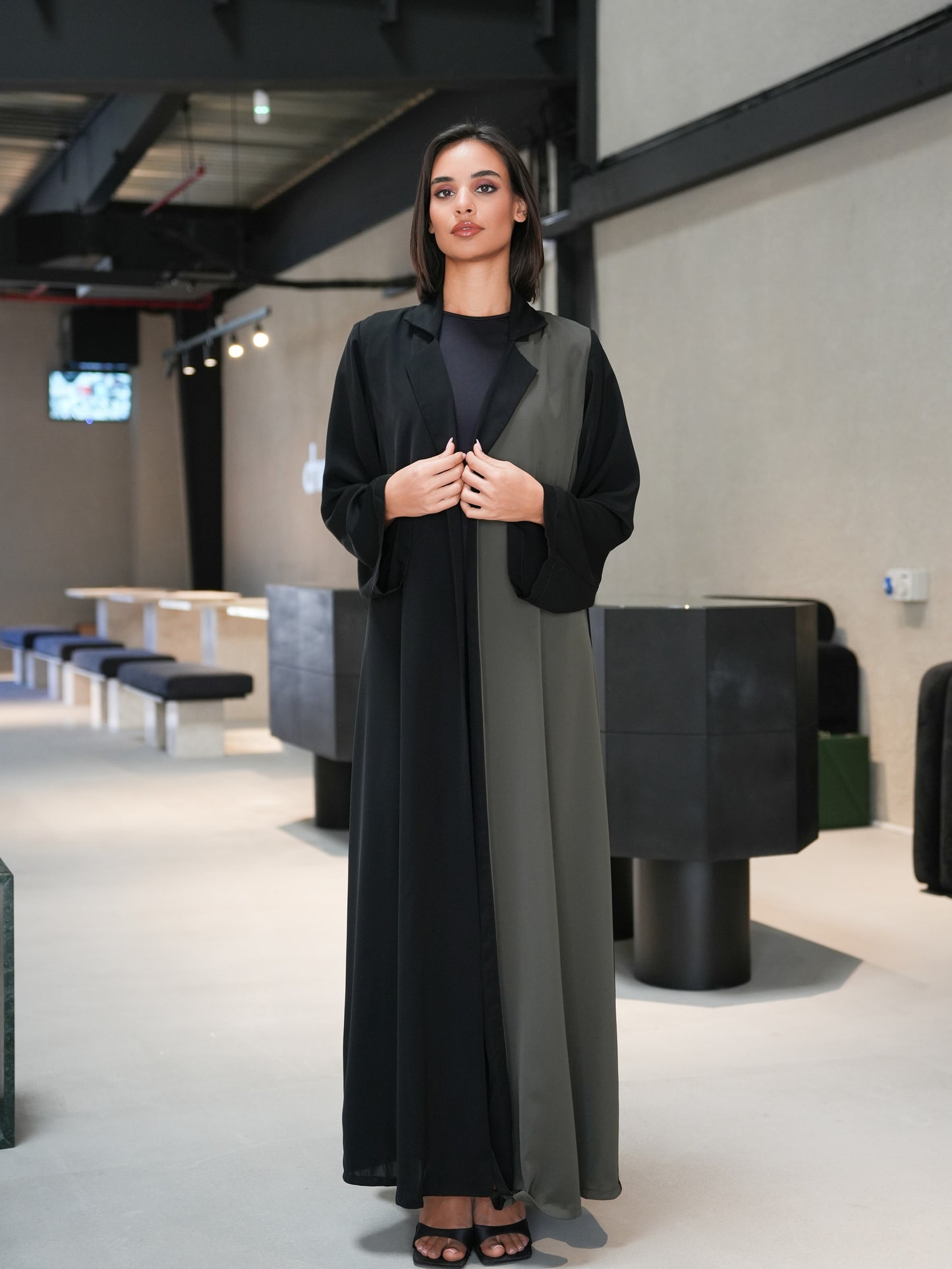 Two-tone collared abaya