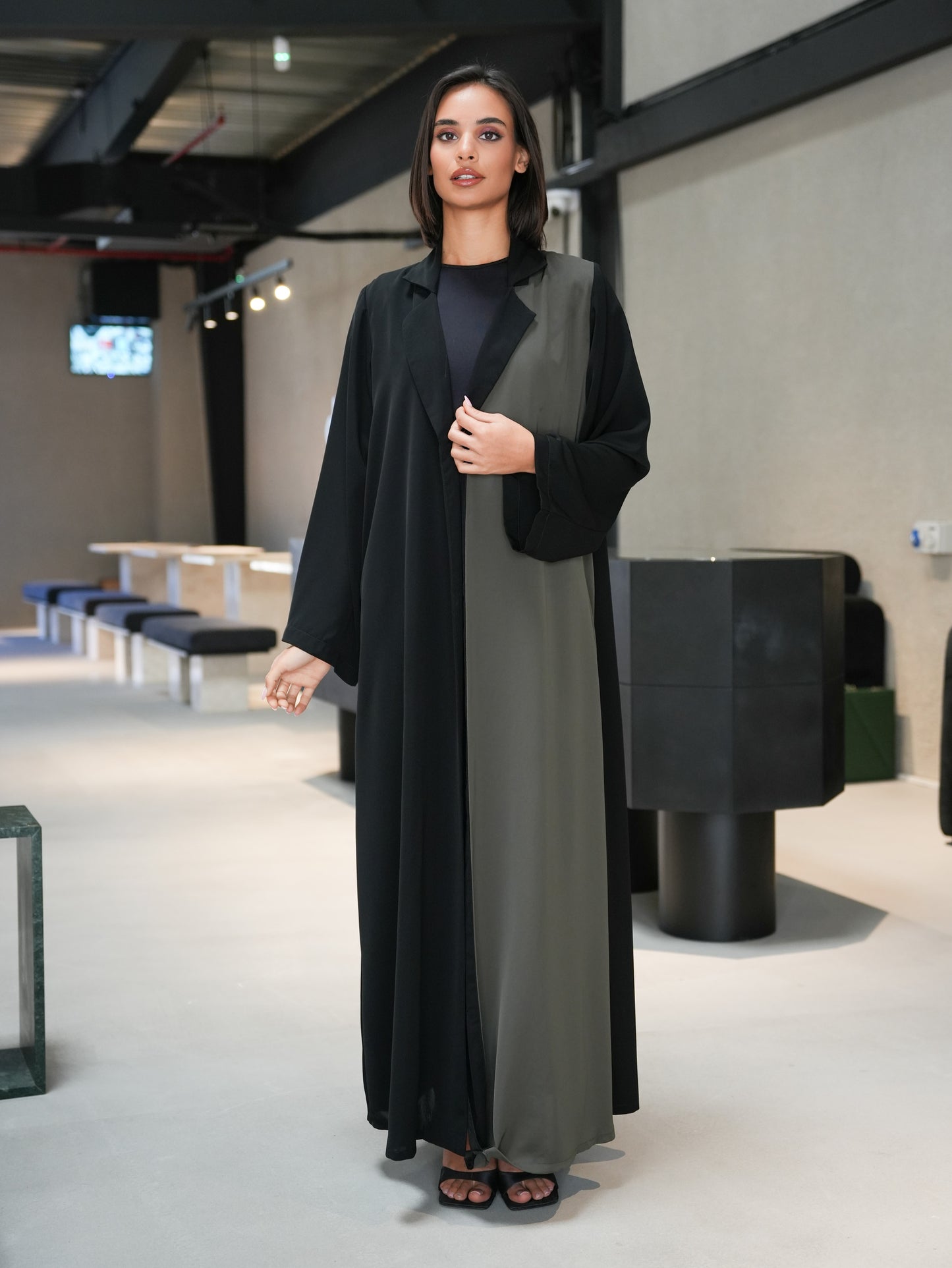 Two-tone collared abaya